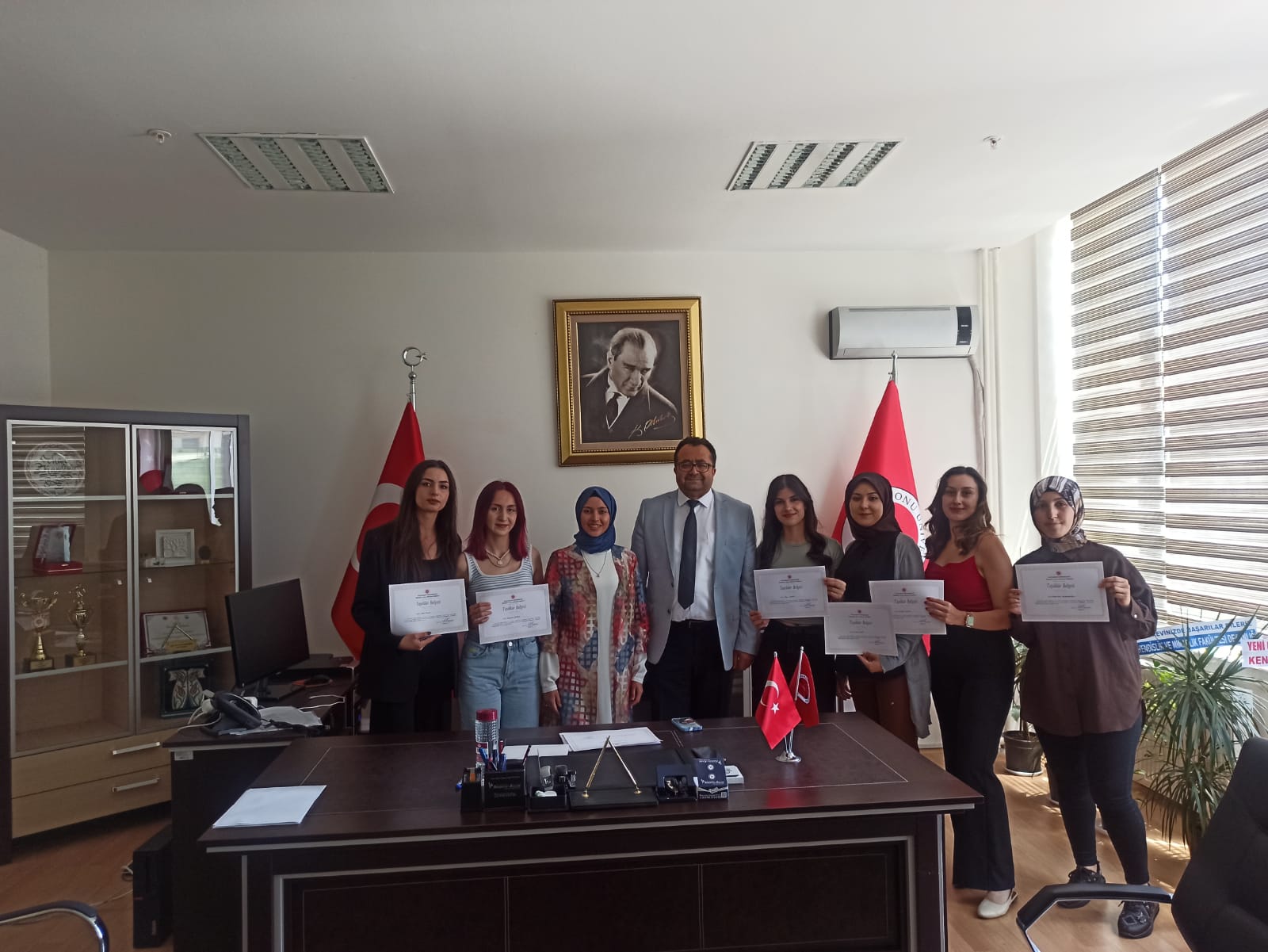 Fakültemiz Kadın Voleybol Takımına Teşekkür Belgesi Verildi