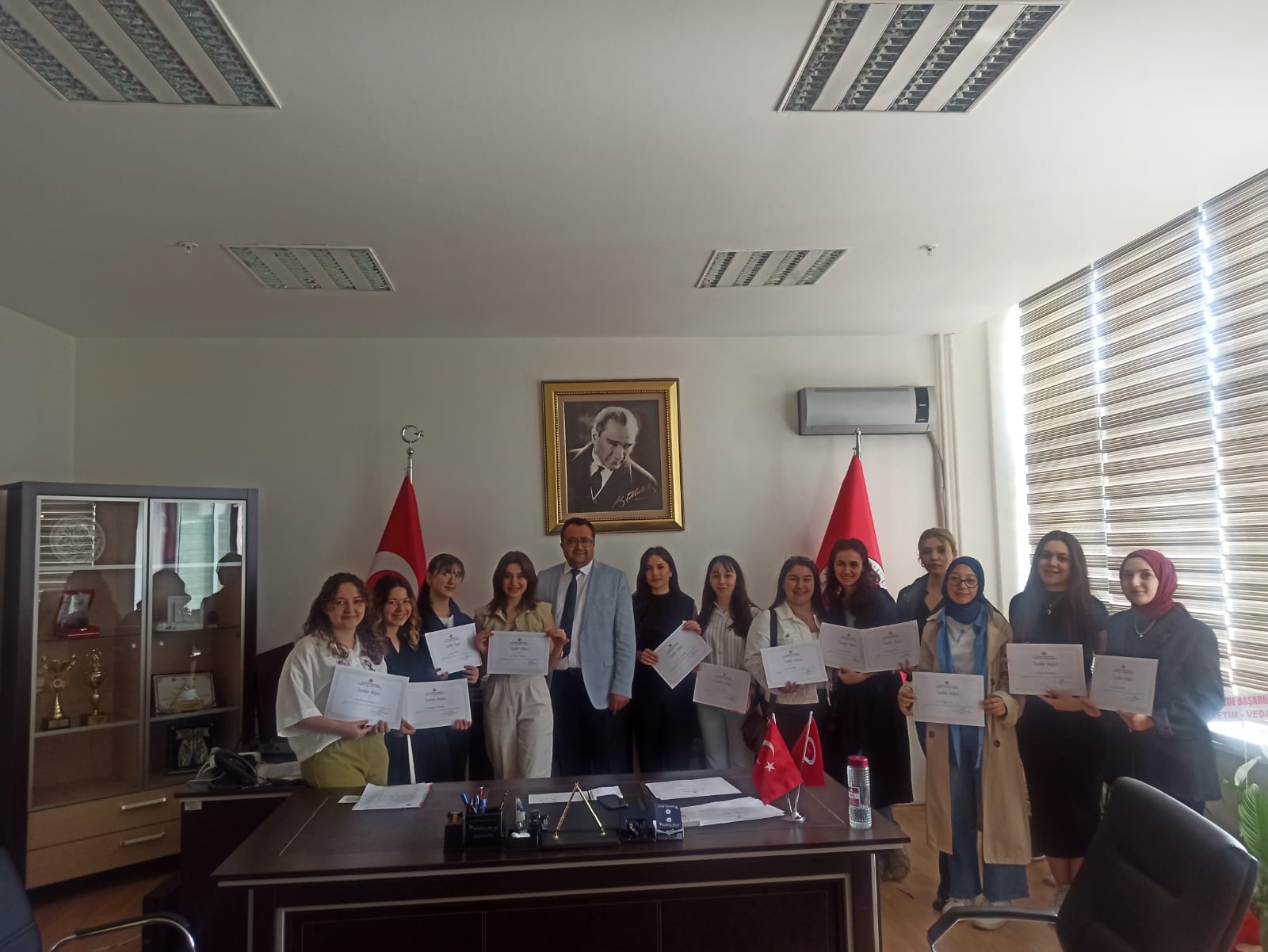 TÜBİTAK 2209-A Projelerinde Başarı Gösteren Fakültemiz Öğrencilerine Teşekkür Belgesi Verildi