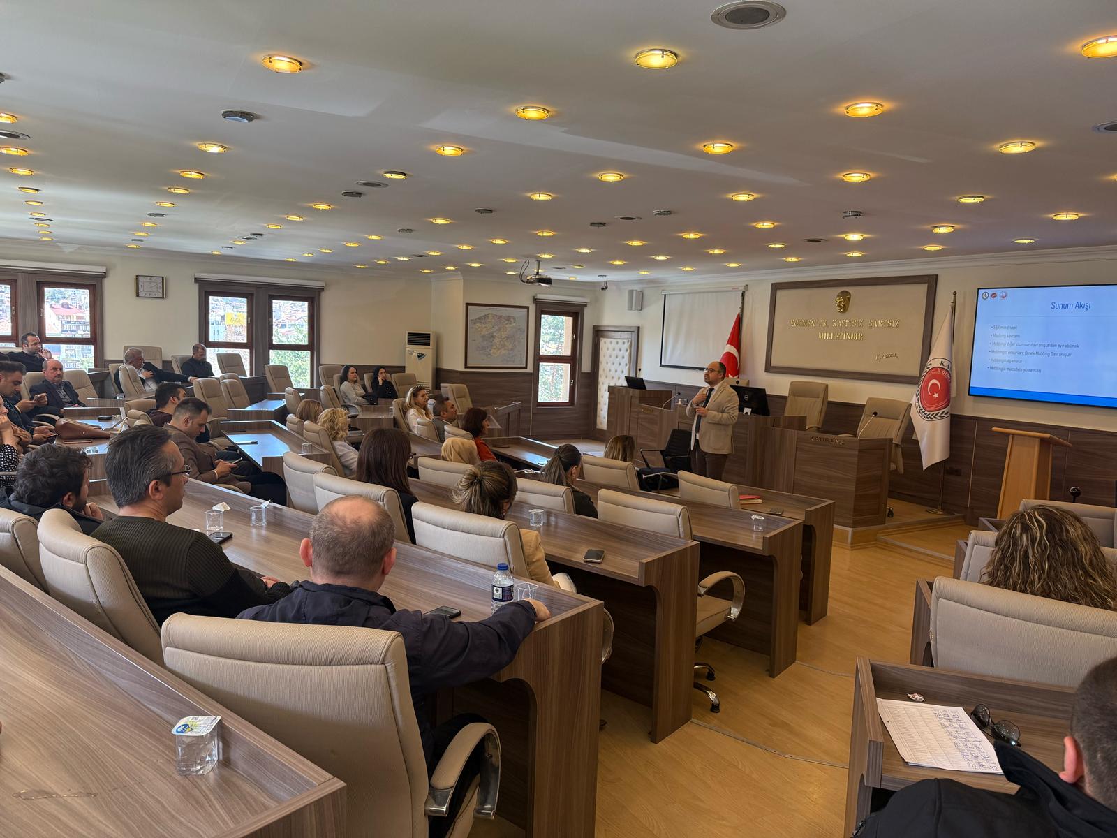 Fakültemiz Öğretim Üyesi Doç. Dr. Erol Tekin “İşyerlerinde Psikolojik Tacizin (Mobbing) Önlenmesi" Konulu Hizmet İçi Eğitimi Gerçekleştirdi
