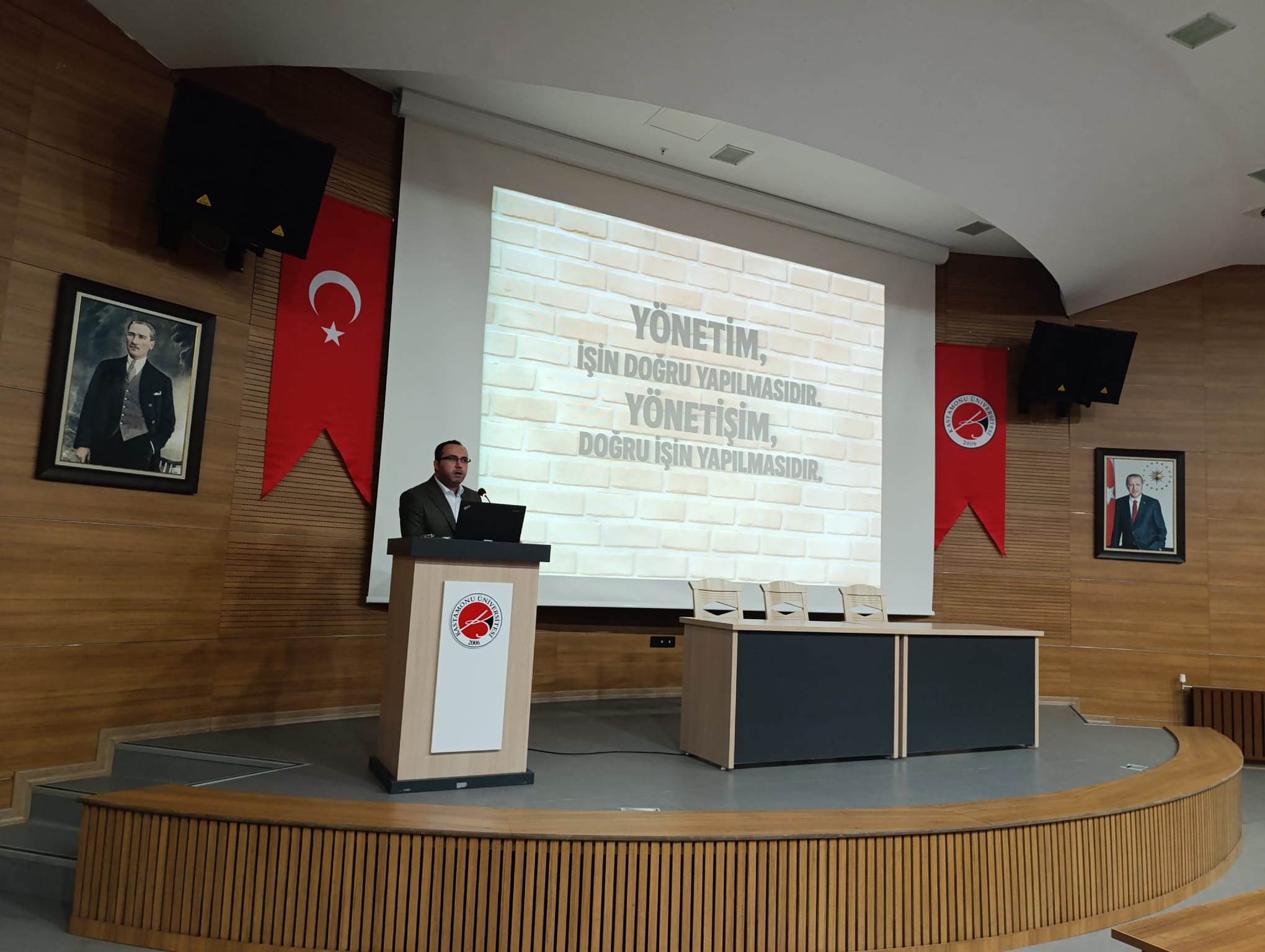 Fakültemiz Siyaset Bilimi ve Kamu Yönetimi Bölümü öğretim üyesi Dr. Öğr. Üyesi Osman Karacan tarafından Merkez Kütüphane Cemil Meriç Salonunda Üniversitemizin idari ve akademik personeline yönelik “Yönetişim” başlıklı bir hizmet içi eğitim verildi