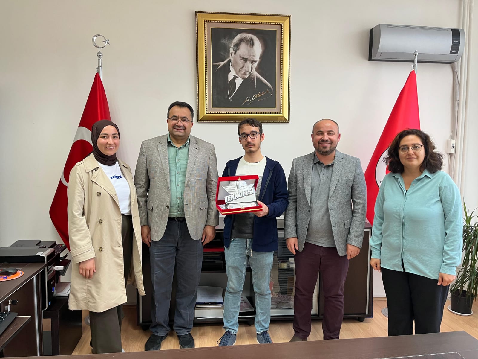 Dekanımız Prof. Orhan Kandemir’den Teknofest 2024'te Başarı Gösteren BIT Ekibine Tebrik